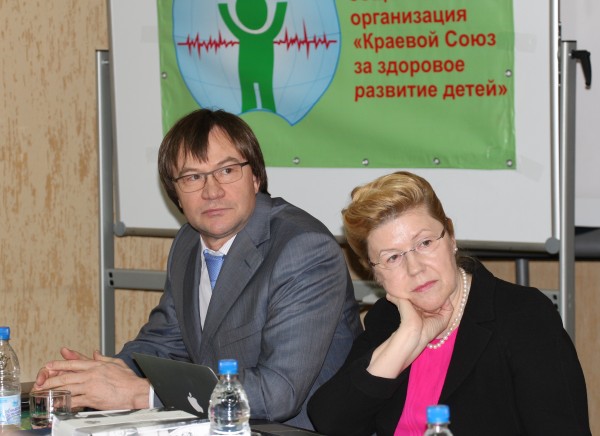 Почетные гости Конференции, депутаты Госдумы Александр Терентьев и Елена Мизулина 