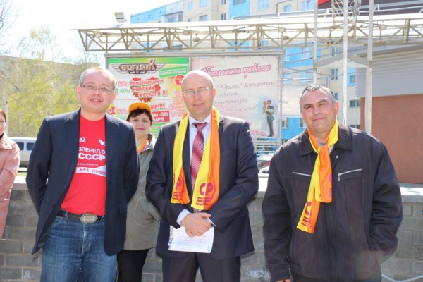 На маевку эсеров заглянул депутат-коммунист Марк Козловский (слева) 