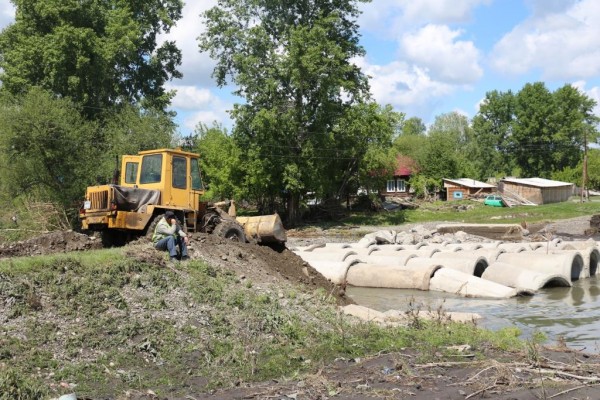В Талице быстрыми темпами идет восстановление переправы через реку 