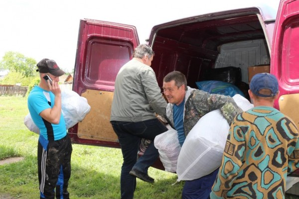 Разгрузка машины с гуманитарным грузом в Усть-Каже 