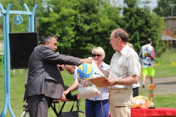 Олег Боронин вручает сертификат на площадку директору школы Евгению Дайбову 