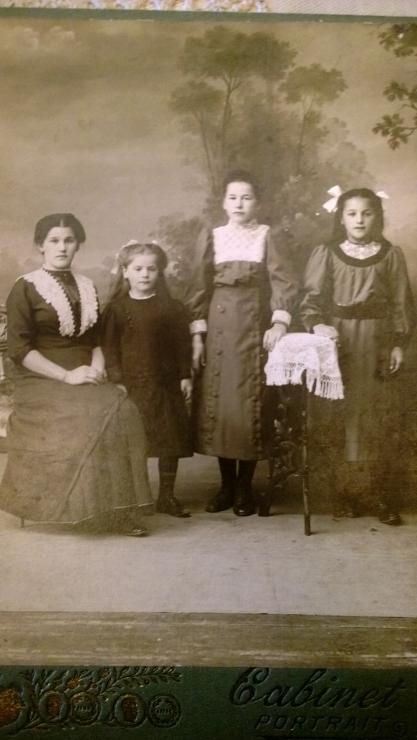 Елизавета Михайловна – мама Ольги Фёдоровны (третья слева) с сёстрами 