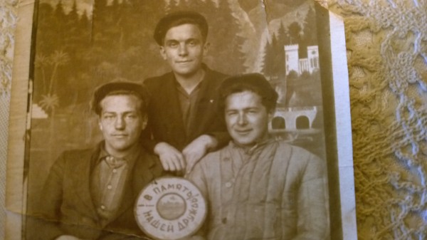 Брат Фёдор Штейнмиллер (справа) с друзьями. Канск, апрель 1942 года 