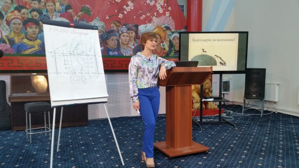 Куратор группы Марина Милованова читает лекцию о взаимодействии с молодежью и общественными структурами 