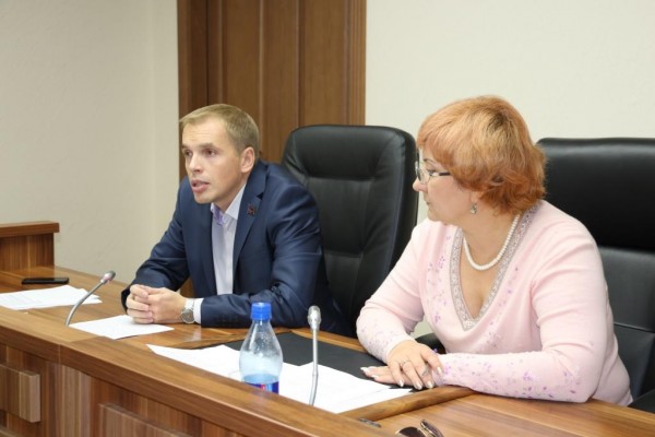 Людмила Суслова и Александр Молотов поприветствовали собравшихся как организаторы круглого стола 