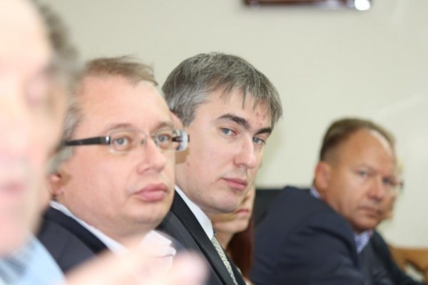 Начальник правового департамента Администрации края Олег Бубнов (в центре) 