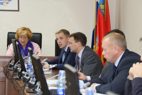 Александр Молотов (в центре) проанализировал нормативную базу взаимодействия государства с институтами гражданского общества 