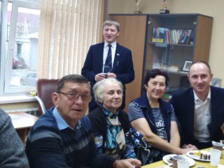 Барнаульские депутаты-эсеры поздравили ветеранов партии города