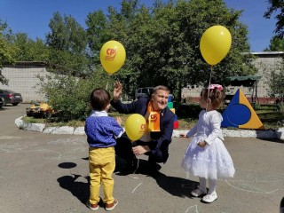 День защиты детства в Бийске. Справедливороссы поздравили малюток, приняли участие в 'Открытом ринге' и провели баттл во дворе